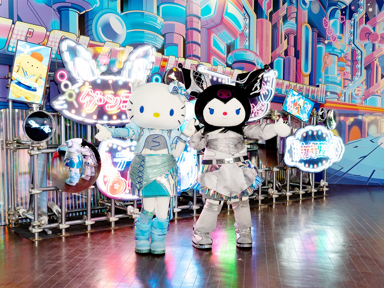 「ピューロランドネオナツマツリⅢ」7月10日（金）速報レポート 新コスチュームY3Kファッションのハローキティとクロミを初お披露目！AI技術を活用した日本初上陸のフォト体験も