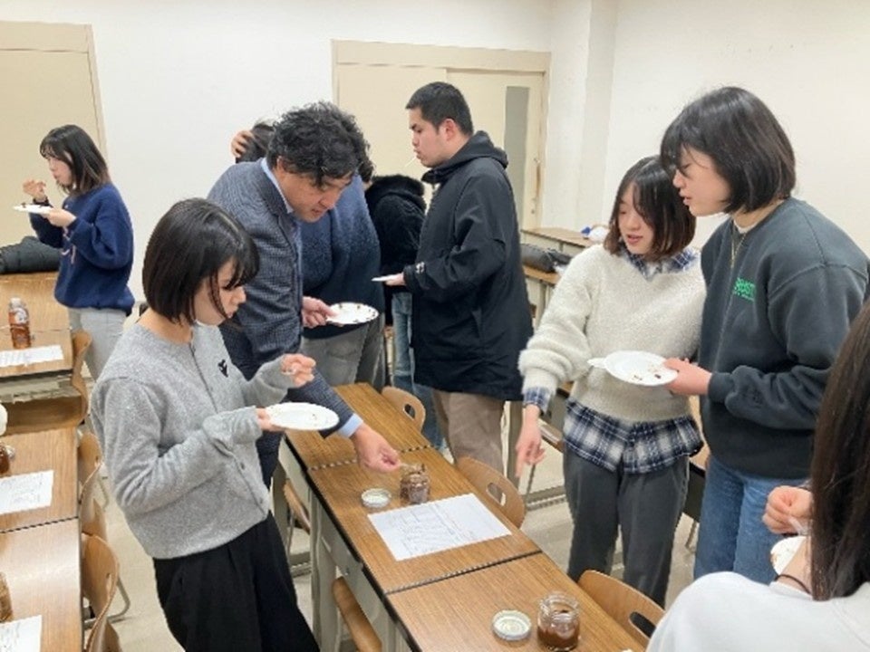 E1 東名高速道路　豊田上郷SA（下り）で東海学園大学の学生と土産品開発