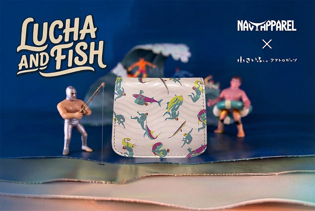 夏のポケットに、海とルチャを。マスクマンと魚が組み合うネイビーアパレルコラボの本革ミニ財布が海の日に発売。