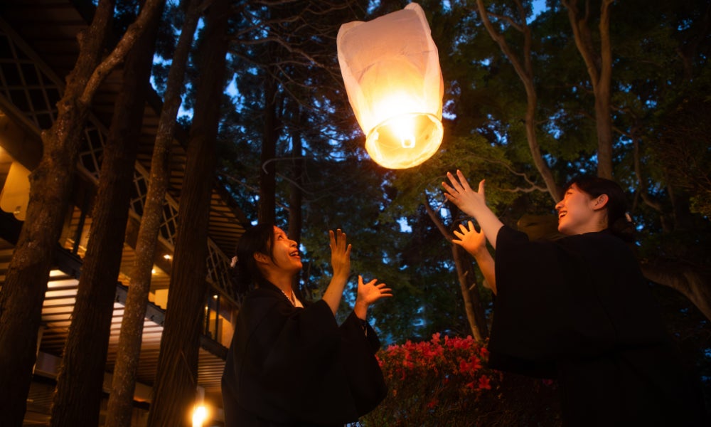 一夜の灯りが、旅の記憶になる。100年の時を重ねた日本庭園で楽しむ、啄木亭のランタン体験【函館／湯の川温泉】