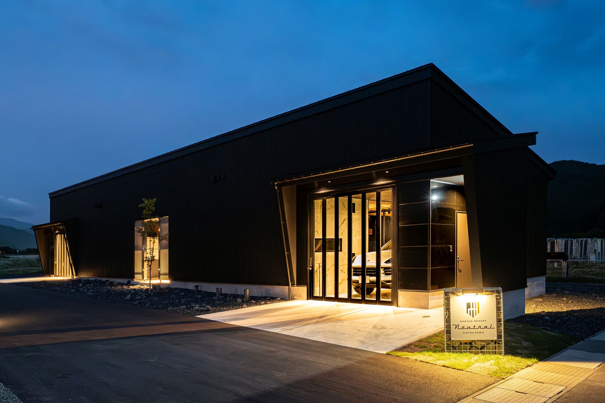 愛車を“停める”のではなく“飾る” 車・バイク好きのためのガレージヴィラ「Garage Resort Neutral Katsuyama」開業