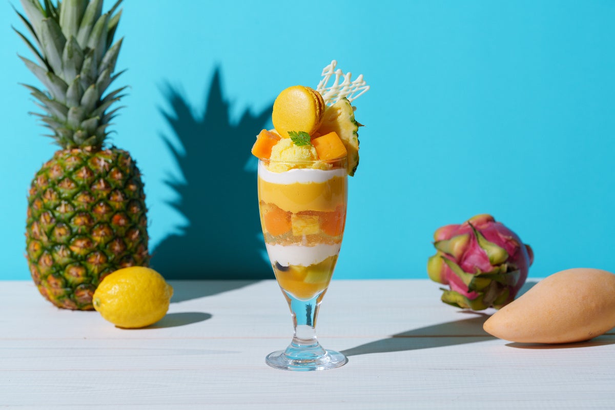爽やかで甘酸っぱい― 。南国果実の魅力を重ねた夏パフェ～8月は「とろける南国フルーツのパフェ」が、新登場！～