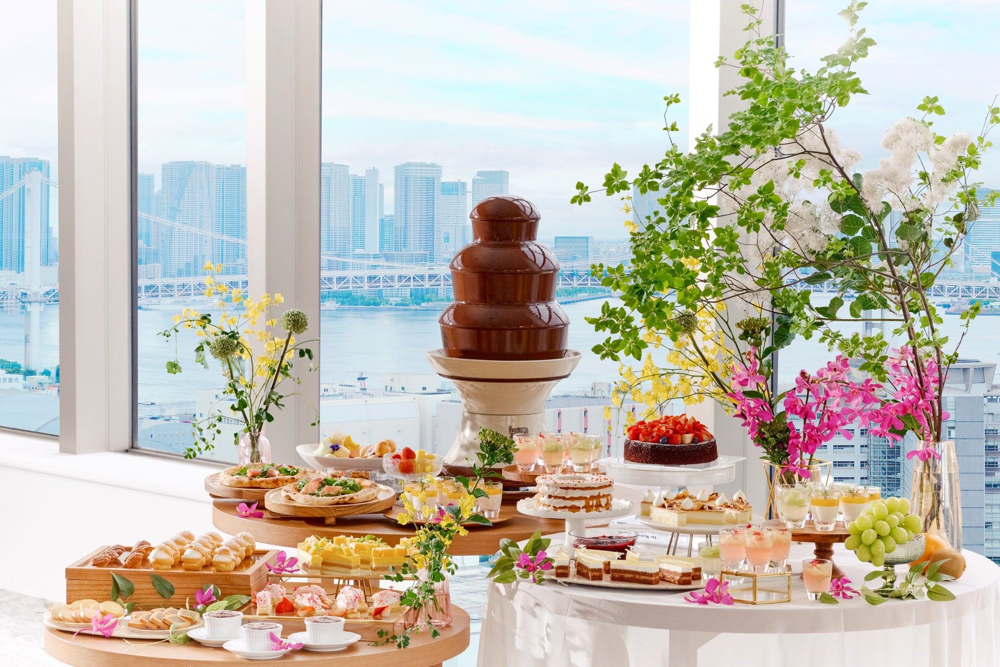 ANAホリデイ・イン東京ベイ、空と運河を眺める28階で楽しむ夏のデザートビュッフェ「SWEETS IN THE SKY」を期間限定で開催