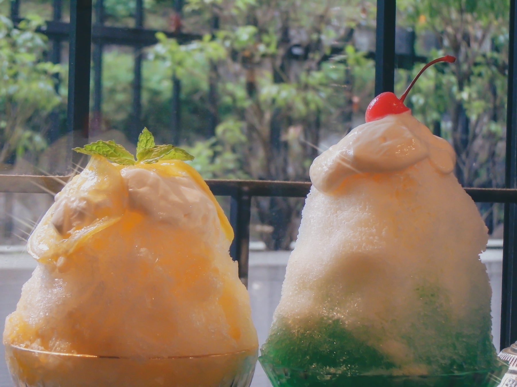 奈良・喫茶52、人気ドリンク「メロンクリームソーダ」と　　　「レモンスカッシュ」を夏限定かき氷として再構築。　　　　　　最後は本来のドリンクへと変化する新しい喫茶体験を提供