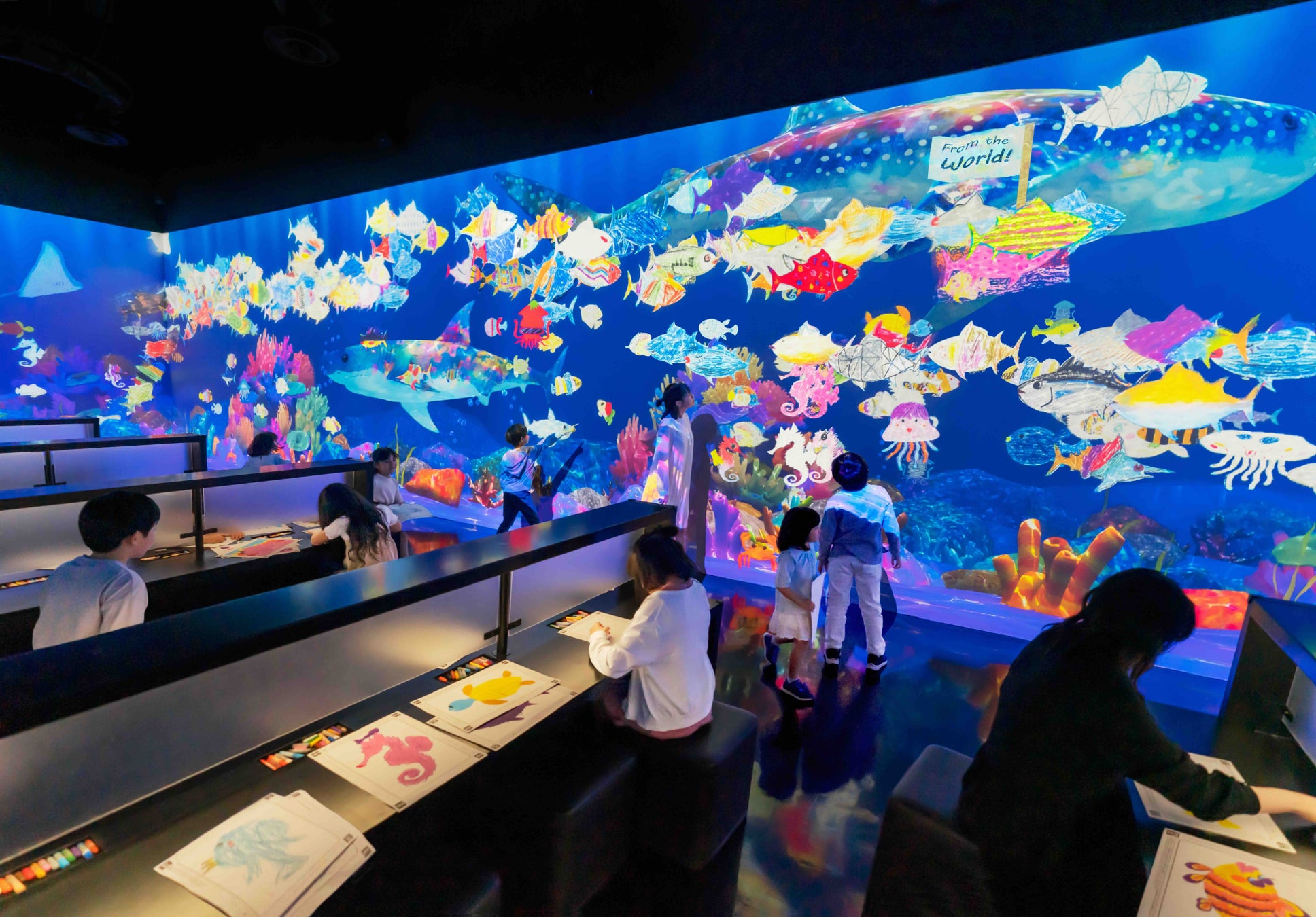 チームラボ、宮城・女川町まちなか交流館で『チームラボ 世界とつながったお絵かき水族館』を開催。会期は8月29日(土)から9月23日(水・祝)まで