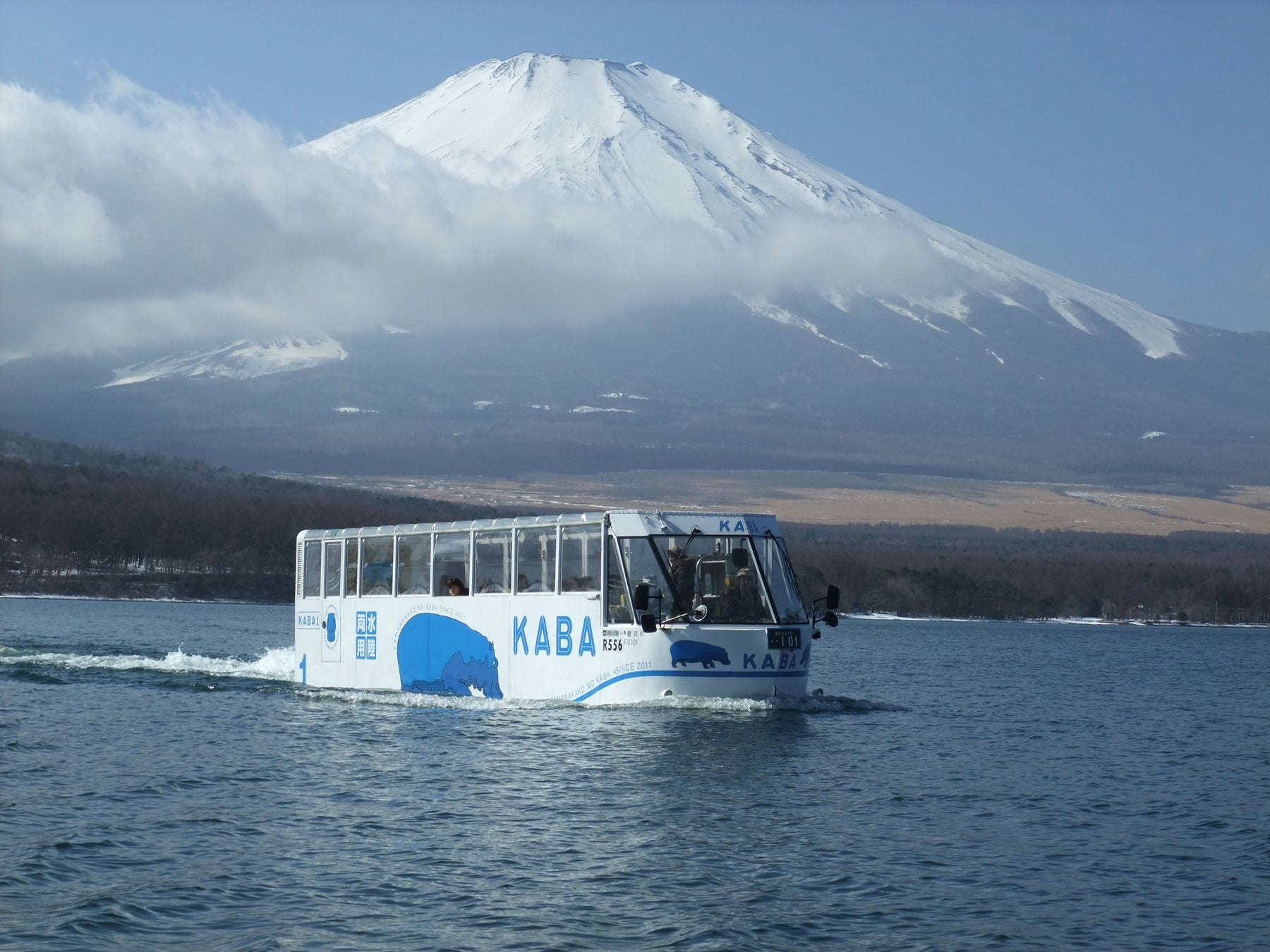 夕暮れの富士山と涼風を楽しむ、水陸両用バス「山中湖のカバ」で夏休み限定の「夕涼み便」を運航