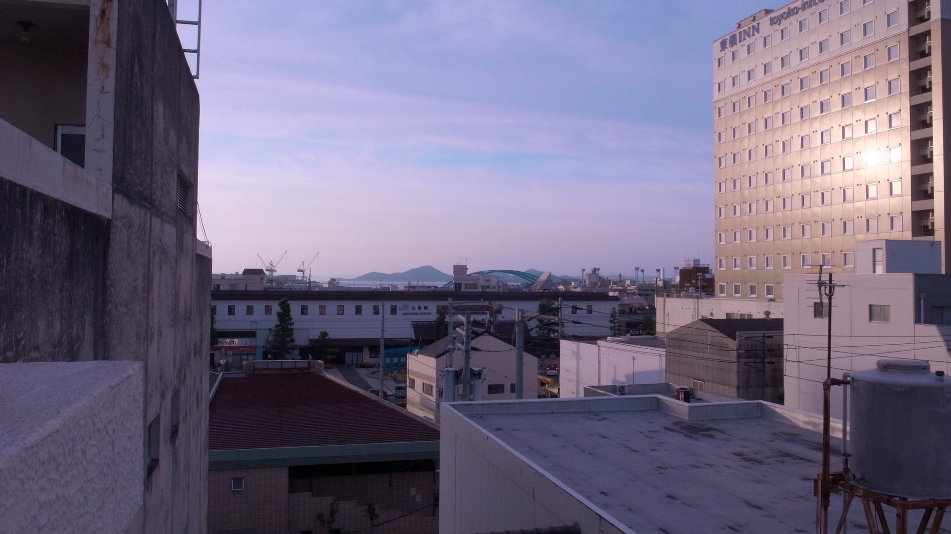 瀬戸内の港街・丸亀に、旅の途中で静かに停泊するように滞在するホテル「泊丸」が開業