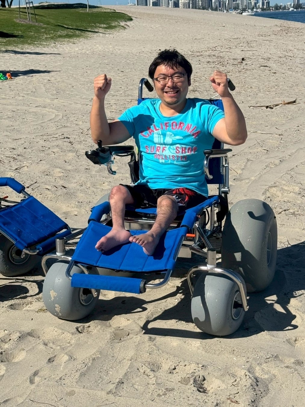 8月15日（土）から奄美大島で開催！ビーチ用電動車いすで砂浜へ出る「出航！こども船長」を実施 コピー