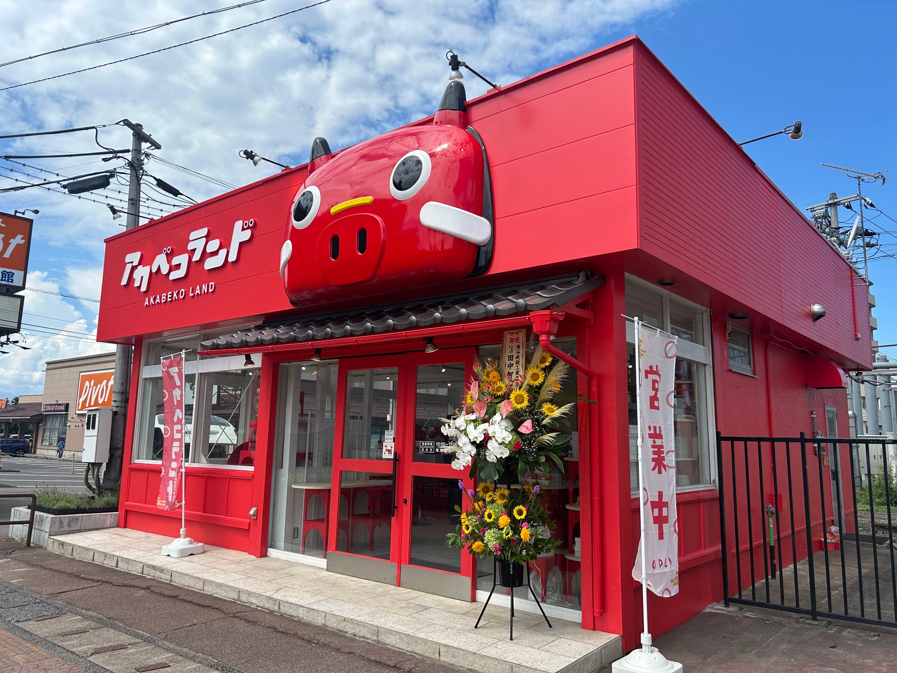駅を降りたら、すぐ赤べこ。「アカベコランド会津若松駅前店」が2026年8月8日（土）に開業！