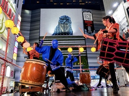 ブルーマン、3年連続で「歌舞伎町 BON ODORI」に登場！ 真夏の歌舞伎町を“青く”染める！
