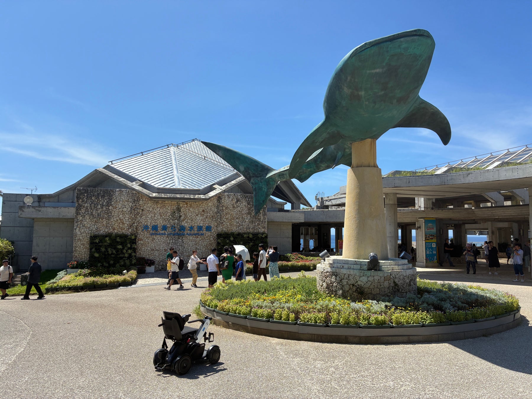 水族館では全国初！沖縄美ら海水族館で近距離モビリティ「ウィル」導入