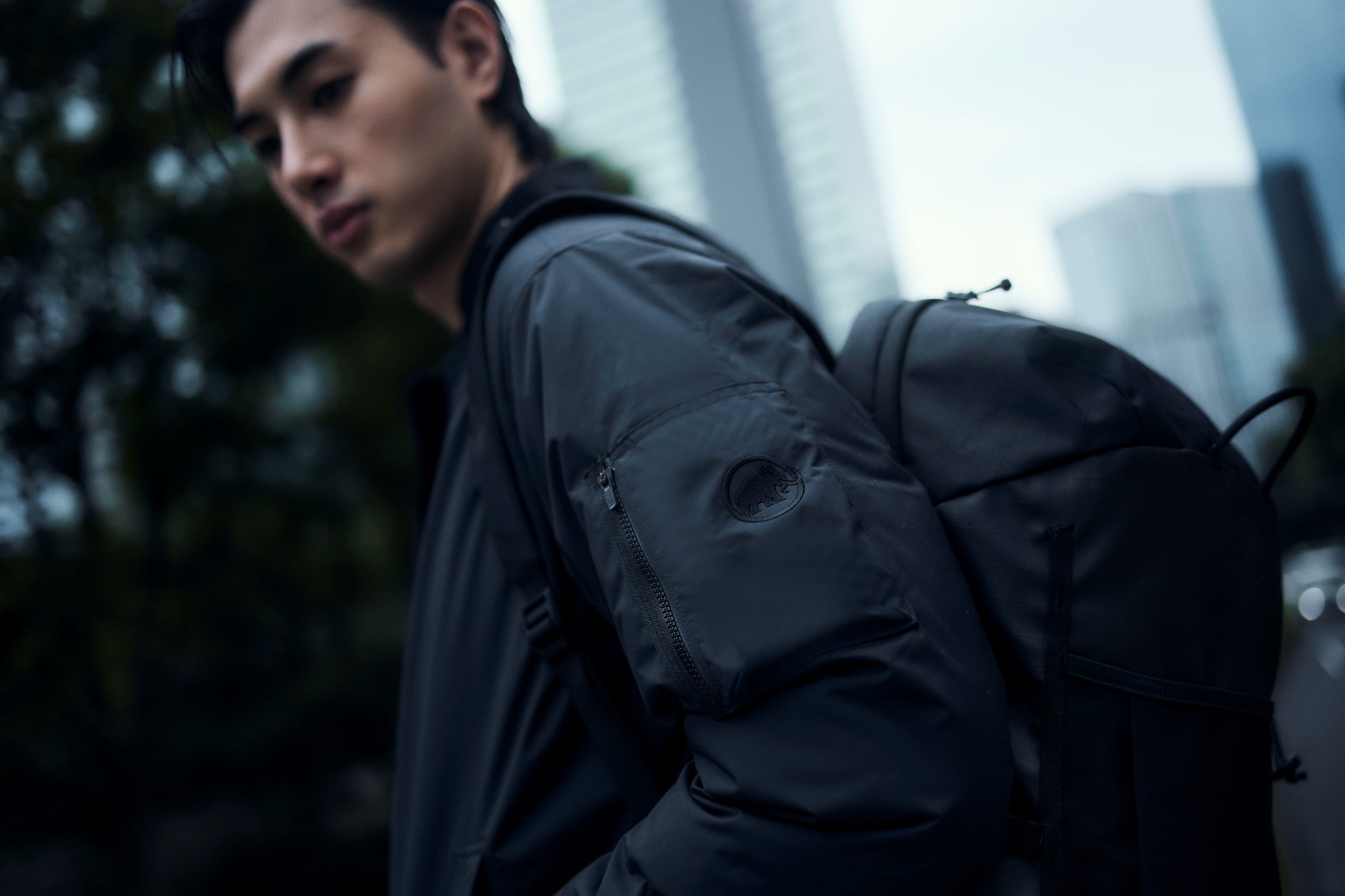 ブラックの刺繍ロゴが「際立つ」全7型のカプセルコレクション「プレミアムブラック・コレクション」を8月20日より発売。全国のマムートストアおよび公式オンラインストアで限定発売。