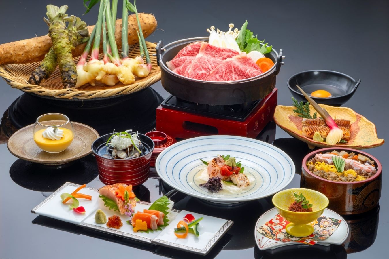島根のごちそうを味わい尽くす秋の宴。松江エクセルホテル東急、ブランド牛「まつなが牛」のすき焼きや、島根の食文化を感じる「うずめ寿司」などを楽しむ季節限定の贅沢御膳を1日10名様限定で提供。