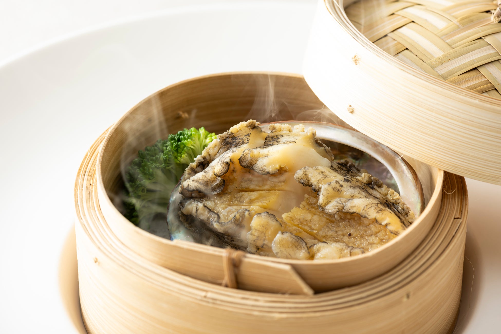 京都の秋を五感で堪能。京都東急ホテルで「アワビと秋の味覚フェア」を開催！蒸す・煮る・焼く、技を凝らしたアワビ料理と栗・銀杏など旬の恵みを味わう2ヶ月間