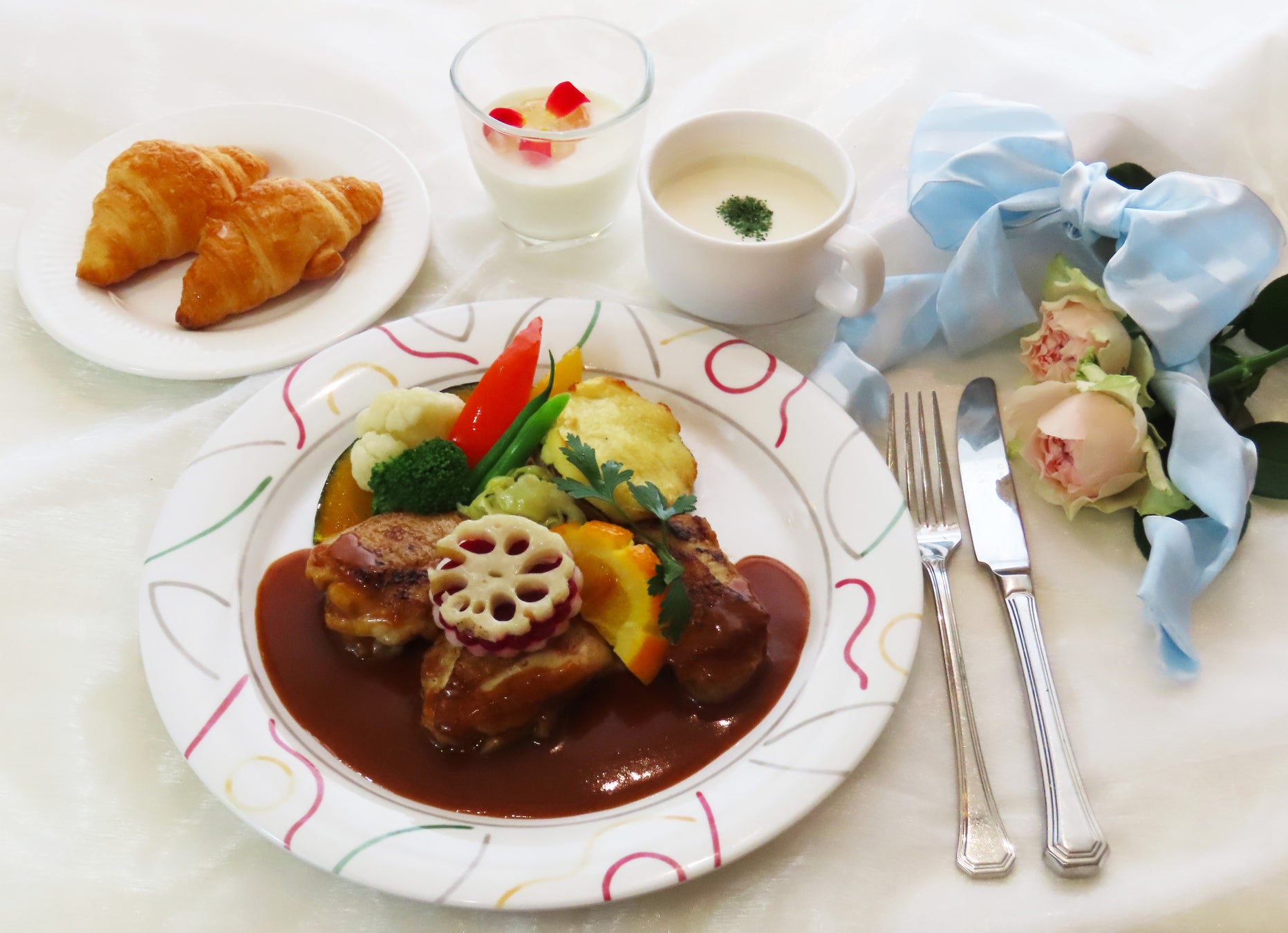 【ホテルグランヴィア大阪】焼き立ての塊肉を目の前で切り分ける臨場感を楽しめる!「シュラスコ時々ラウンド ランチビュッフェ」開催