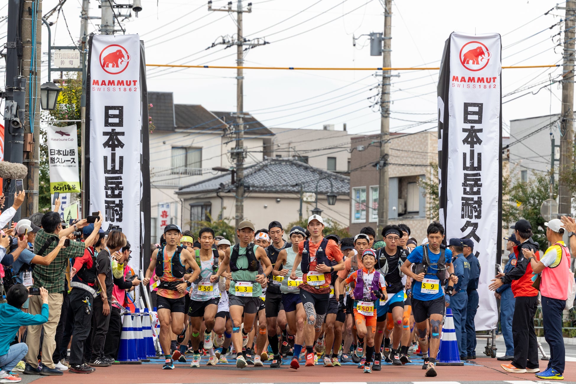 マムートは、国内有数の山岳耐久レース「ハセツネCup」を2026年もオフィシャル・メインパートナーとしてサポート。奥多摩の自然保全活動と、挑戦するランナーの安全なレース環境づくりを支援いたします。