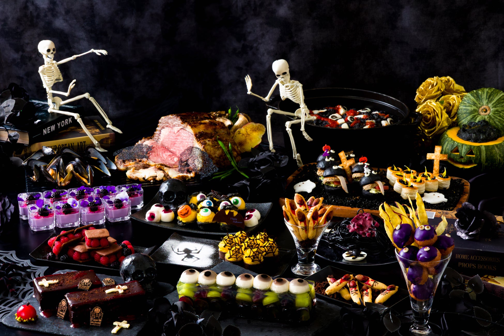大阪のホテルで一夜限りの50名様限定「漆黒のハロウィーンブッフェ」を開催！～ドレスコードは「黒」。黒い食事とスイーツ、炎の演出「カフェ・ディアブル」で締めくくる特別な90分間～