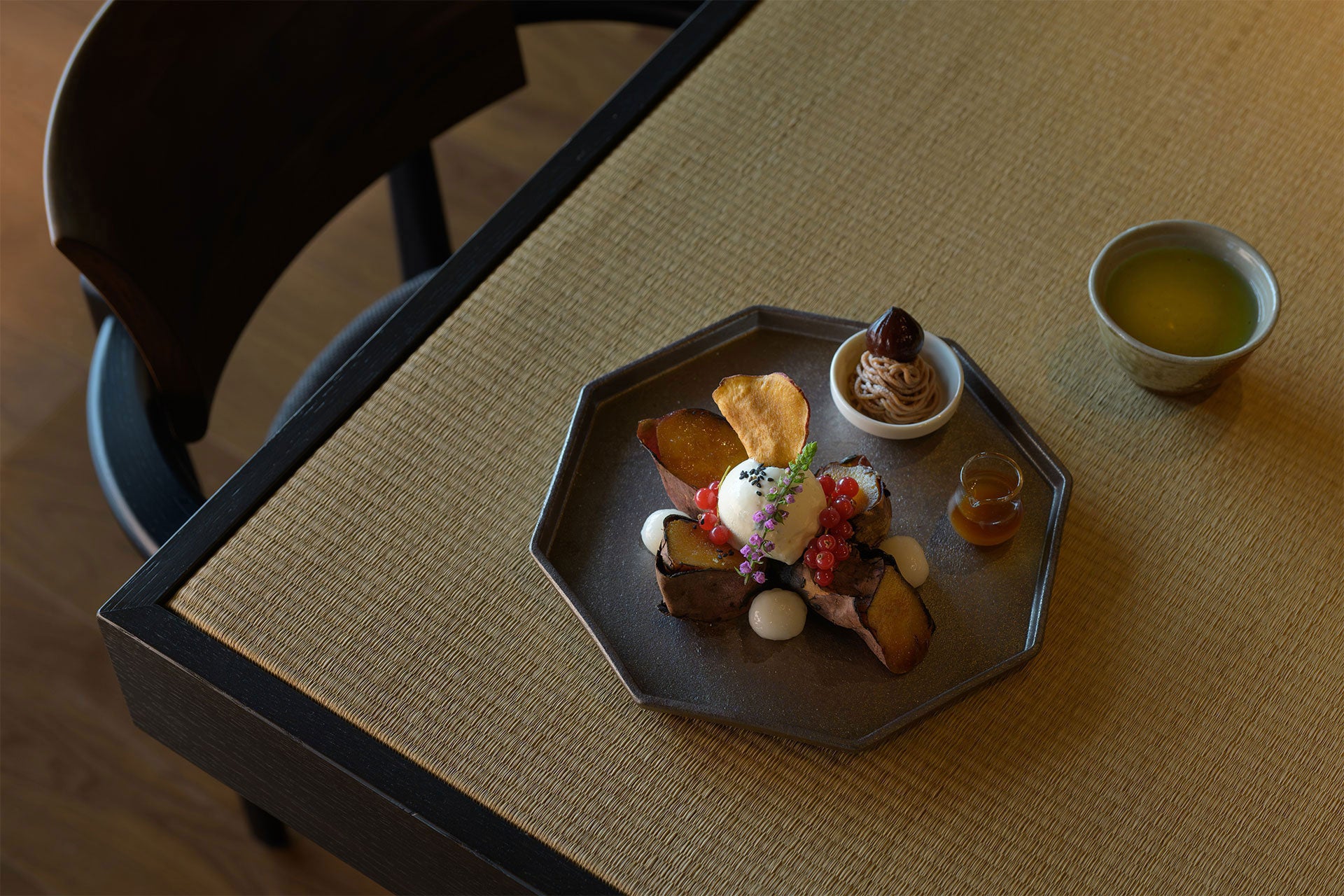 りんご・洋梨に見立てたムースや、焼きたてを味わうアップルパイなど「THE APPLE & PEAR SEASON Parfait Afternoon Tea」の予約受付を開始
