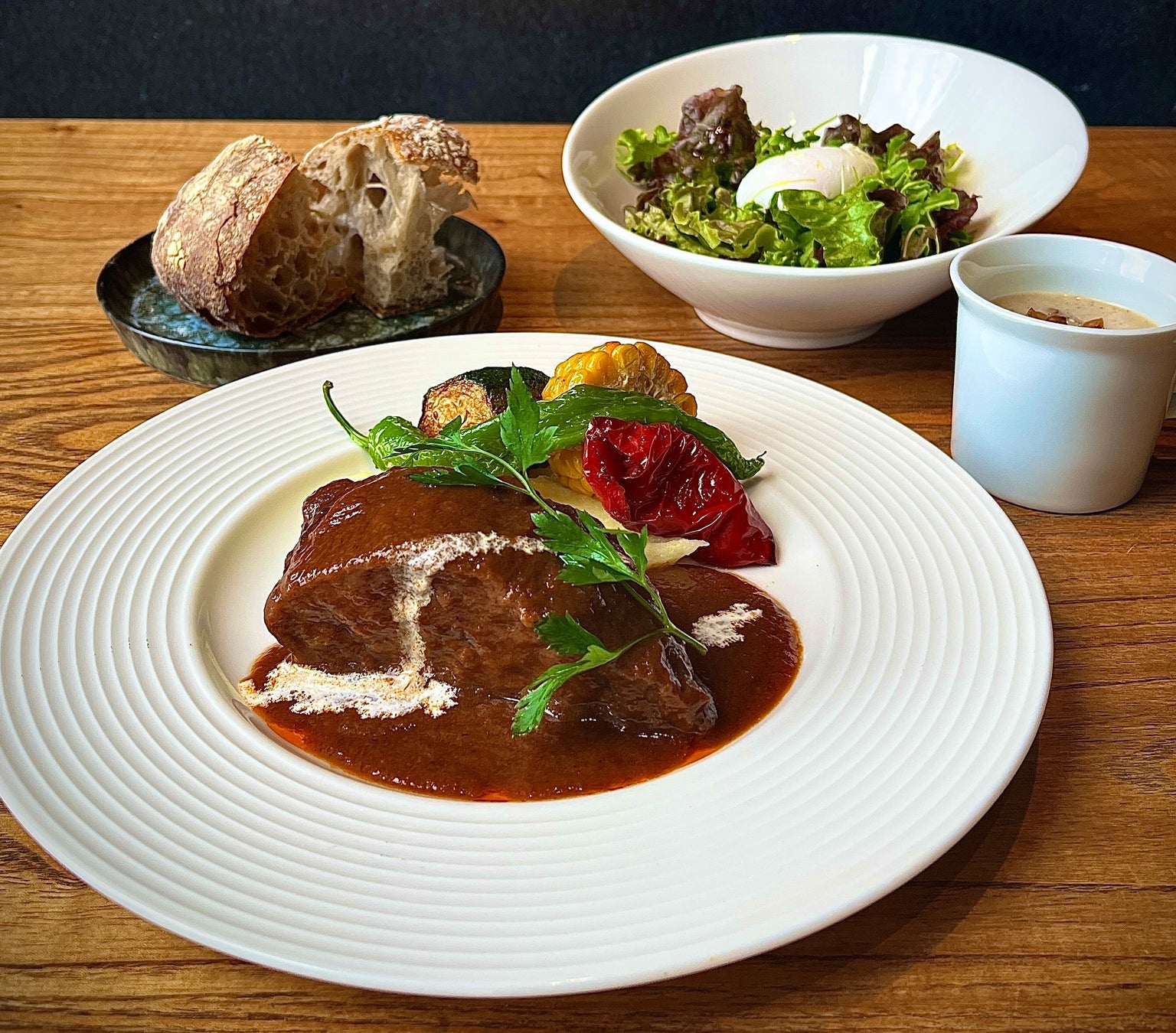 旅の夜に、客室で楽しむご褒美ディナー。