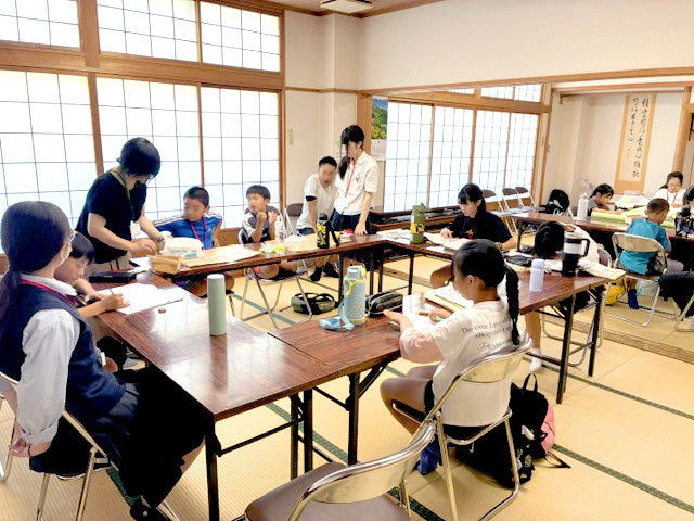 酷暑の夏、温泉施設で小学生の夏休みをサポート 高校生ボランティアと学ぶ「温泉寺子屋」開催