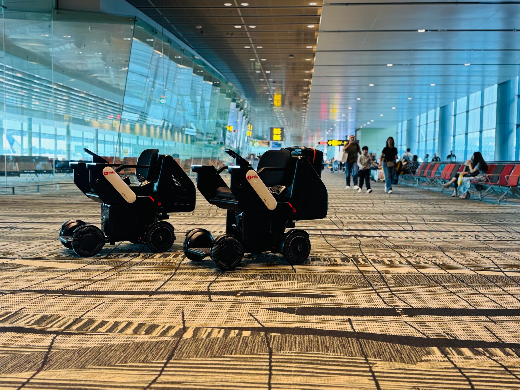 “世界一”シンガポール・チャンギ国際空港でWHILL自動運転サービス採用