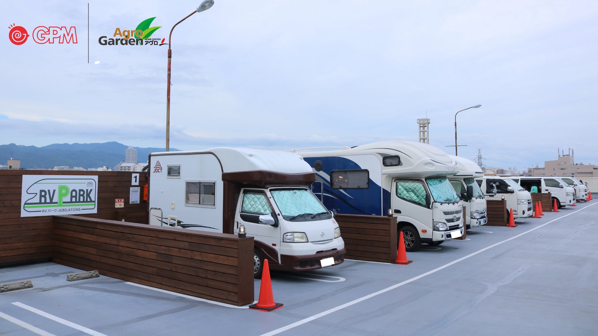 【初日から全9区画満車】「アグロガーデン神戸駒ヶ林店」屋上に都市型RVパーク「JUBILATIONS×アグロガーデン神戸」がグランドオープン！