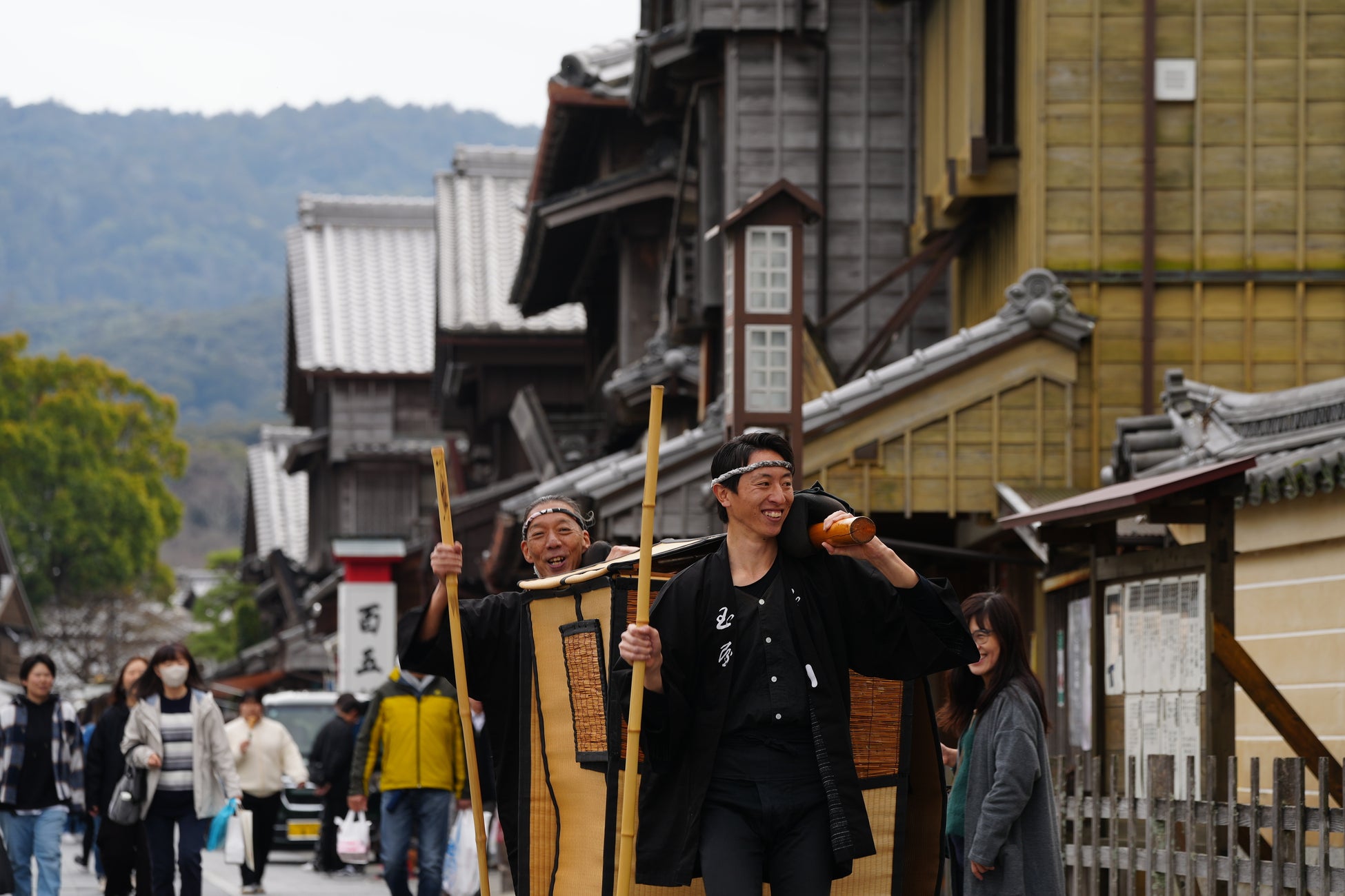 関西唯一の「町駕籠」に乗って、“お祝い”の主役としてまちを練り歩き撮影される新体験！伊勢のまちを知り尽くす俥夫と巡る「玉屋駕籠プラン」が登場