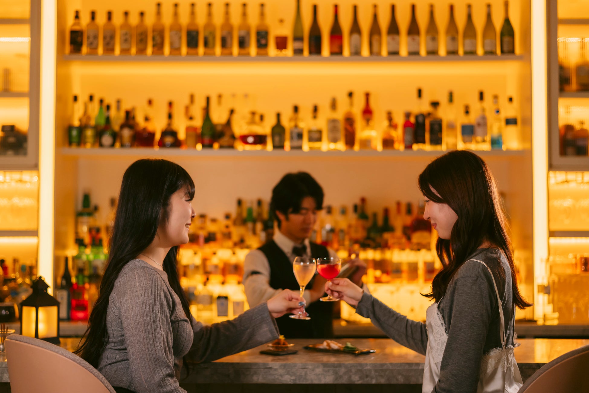 「UNWIND HOTEL & BAR 小樽」の幻想的なバー空間で北海道の秋を堪能する。バー初心者も気軽に楽しめる、クラフトジンを使用した秋カクテルのペアリング体験が9/19（土）～23（水）登場