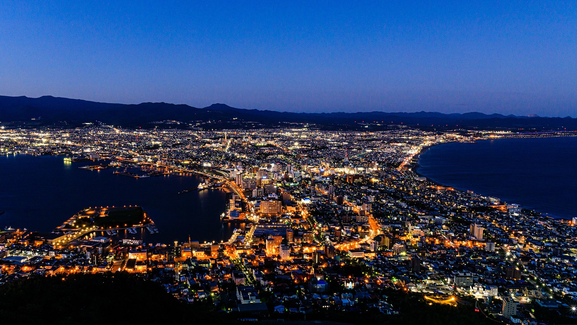 【シルバーウィークの函館観光に】ミシュラン三ツ星の夜景へ直行「函館湯の川温泉 海と灯／ヒューイットリゾート」が宿泊者限定で函館山夜景観光バスの予約開始