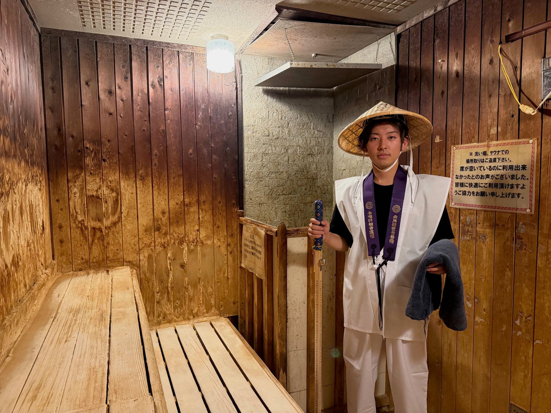 100枚の鏡が織りなす幻想的な空間で、いつもとは違う自分に出会う。おふろcafe utataneにて、2026年ハロウィンイベントを開催中